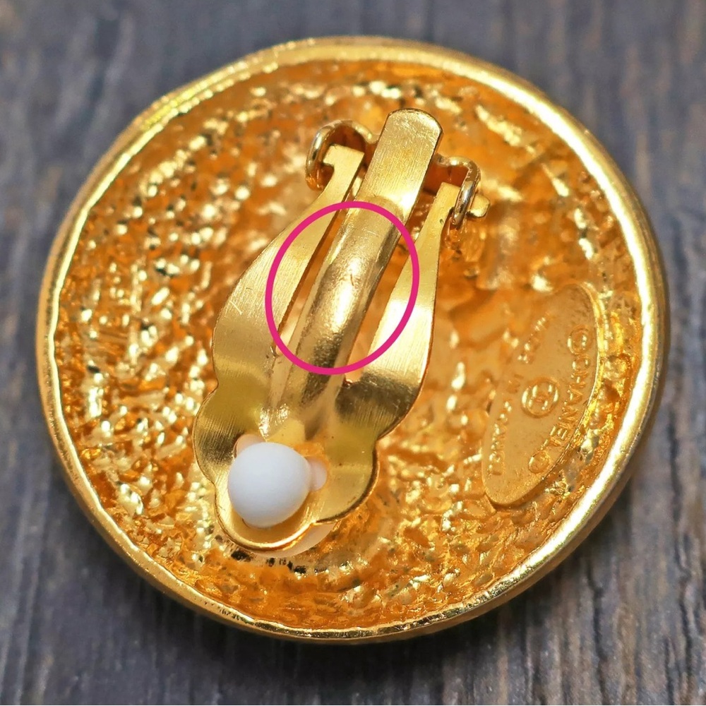 Vintage Chanel clip on earrings - Picture 7 of 9